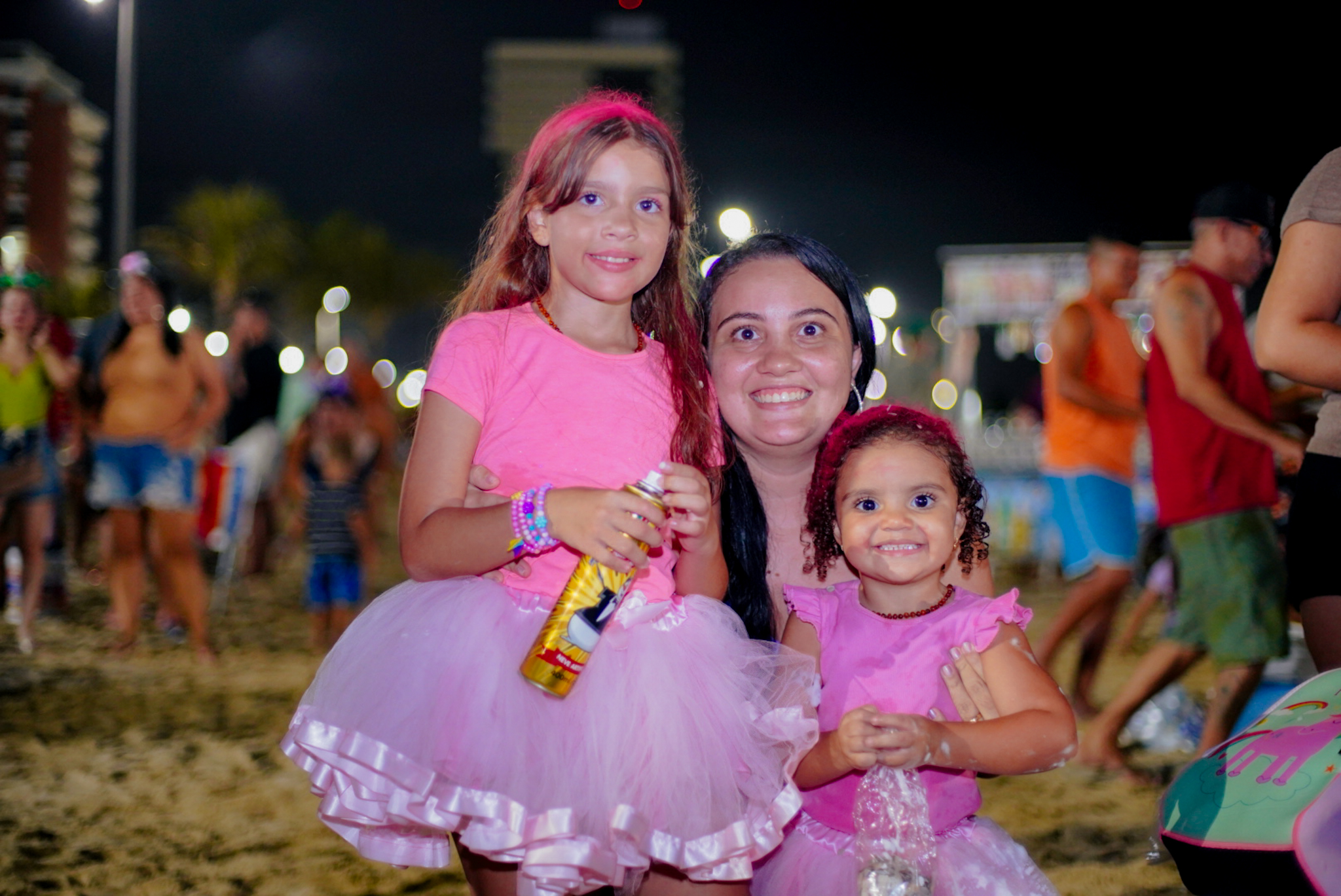 Ana Karine de Almeida com as filhas Maria Ísis e Maria Luiza